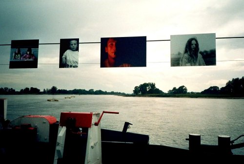 photo lomographie, Expo photos sur le bac traverssant l'Elbe, appareil jetable