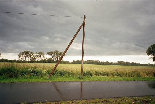 photo lomographie, Route de l'Elbe, par le fenetre de la maison de Sandau ( camera jetable )