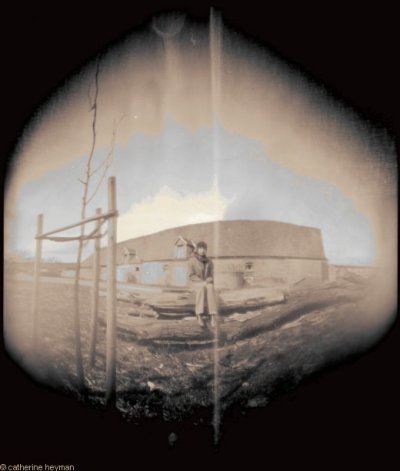 Pinhole, St�nop� de Berlin; Repos de l'ouvriere Communaute agricle de production au bord de l'Elbe (RDA)