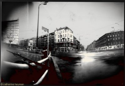 Pinhole, St�nop�s de Berlin; Embouteillage et guidon de vtt dans grisbrunnenstrasse