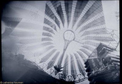 Pinhole, St�nop�s de Berlin;   Postdamer platz pont de singe avec voiture 
