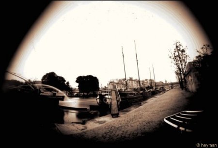 Pinhole, Les quais de la seine et porte bagage de moto, ce bateau n'est pas une p�niche. cette photo est donc rat�e